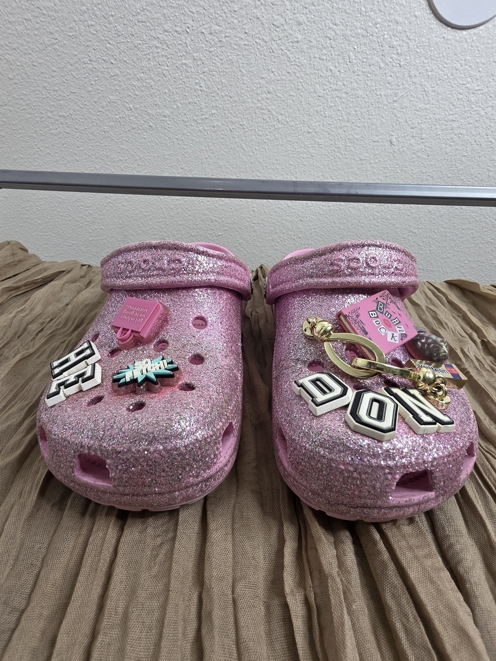 Crocs Mean Girls Pink Glitter Classic Clogs Women’s 7 Men’s 5 - Picture 2 of 16
